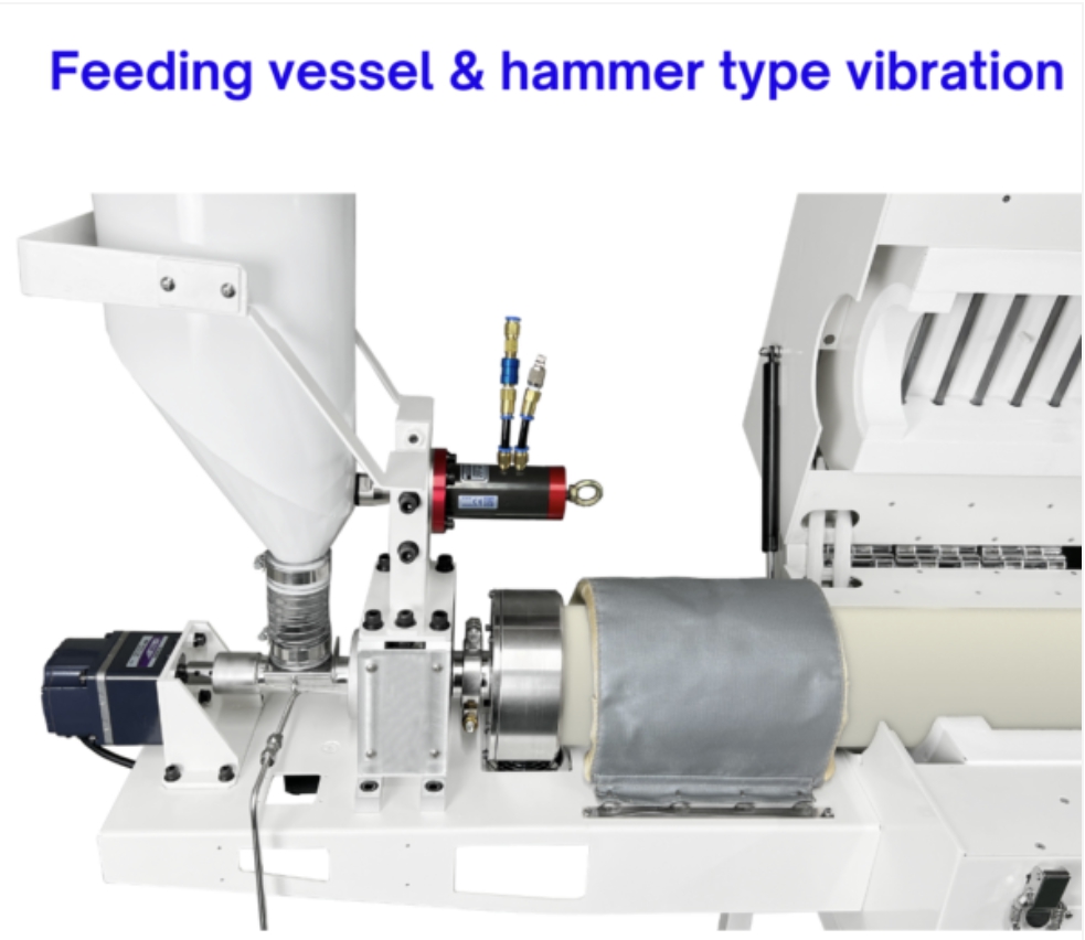 Feeding vessel and hammer type vibrator
